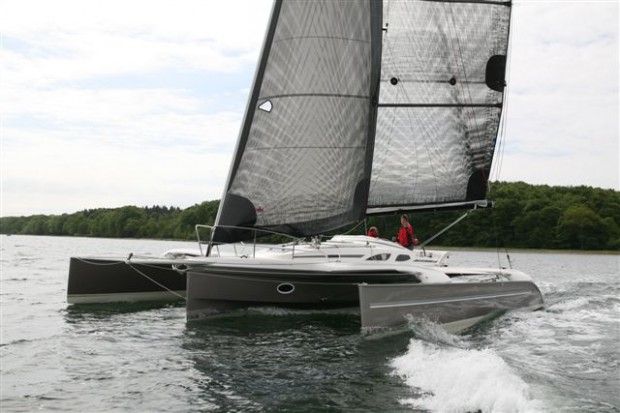35′ Dragonfly tri – clever design, strong and fast